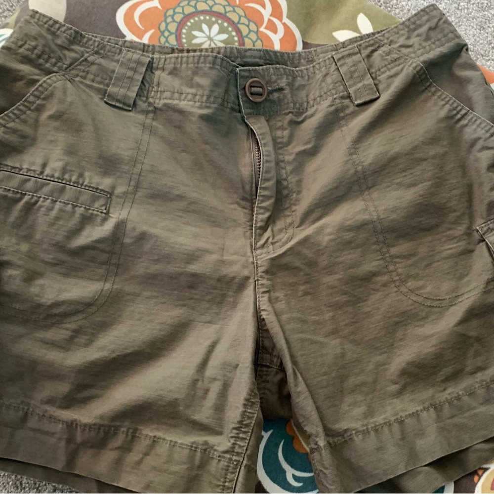 Women's Cabela size 10 Sage green shorts